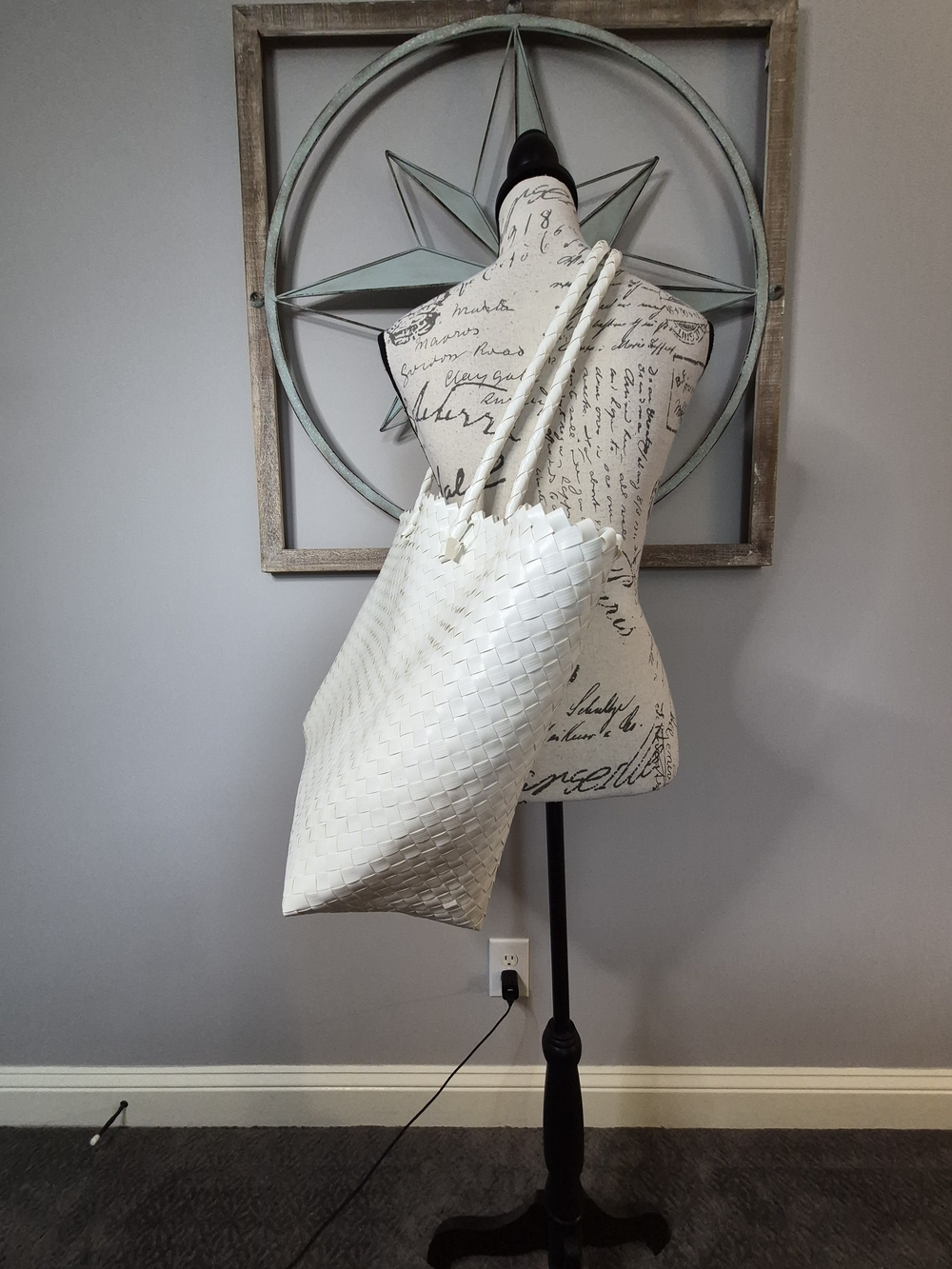 NWT Crate & Barrel Large White Woven Tote Bag - Spacious Summer Shoulder Bag - Picture 3 of 10